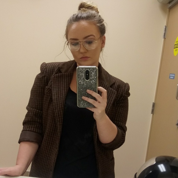 Meet your Posher, Lynzie - Picture 1 of 2